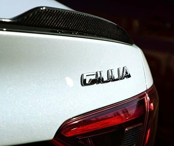 Білий Альфа Ромео Джулія, об'ємом двигуна 2 л та пробігом 12 тис. км за 20500 $, фото 1 на Automoto.ua