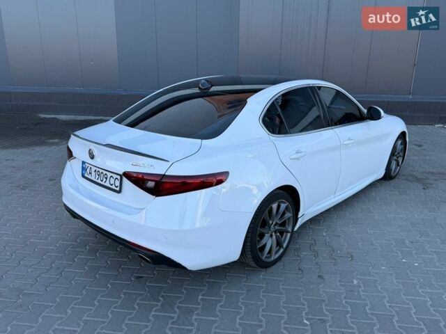 Белый Альфа Ромео Джулия, объемом двигателя 2 л и пробегом 103 тыс. км за 16900 $, фото 8 на Automoto.ua