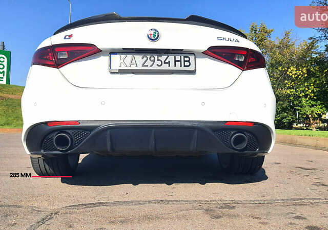 Белый Альфа Ромео Джулия, объемом двигателя 2 л и пробегом 82 тыс. км за 25600 $, фото 7 на Automoto.ua