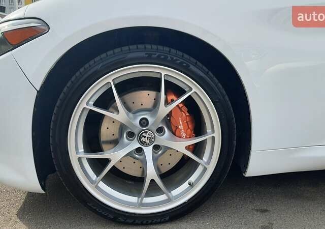 Белый Альфа Ромео Джулия, объемом двигателя 2 л и пробегом 82 тыс. км за 25600 $, фото 23 на Automoto.ua