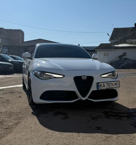 Белый Альфа Ромео Джулия, объемом двигателя 2 л и пробегом 137 тыс. км за 19500 $, фото 1 на Automoto.ua