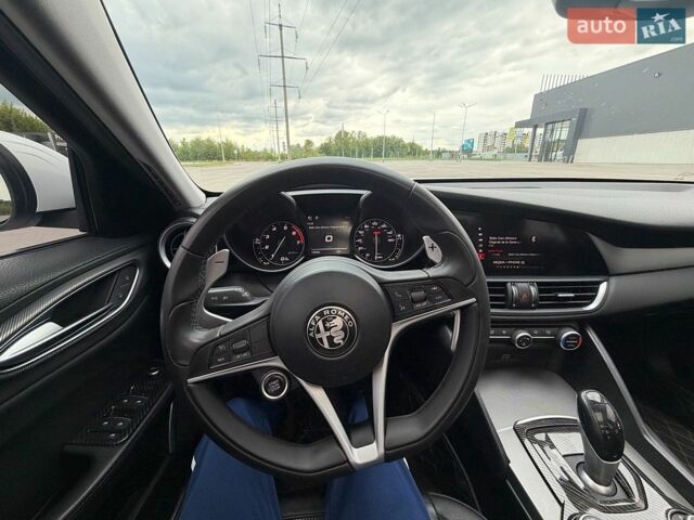Білий Альфа Ромео Джулія, об'ємом двигуна 2 л та пробігом 137 тис. км за 18500 $, фото 8 на Automoto.ua