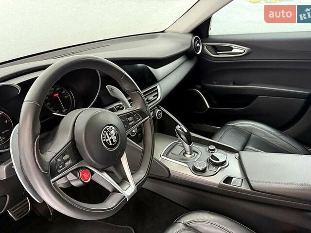 Білий Альфа Ромео Джулія, об'ємом двигуна 2 л та пробігом 12 тис. км за 20500 $, фото 10 на Automoto.ua