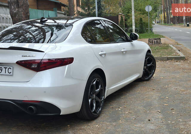 Белый Альфа Ромео Джулия, объемом двигателя 2 л и пробегом 74 тыс. км за 19400 $, фото 4 на Automoto.ua