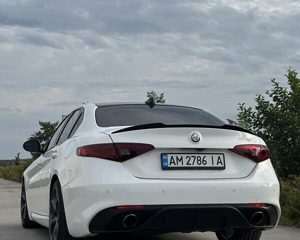 Белый Альфа Ромео Джулия, объемом двигателя 2 л и пробегом 146 тыс. км за 19700 $, фото 3 на Automoto.ua