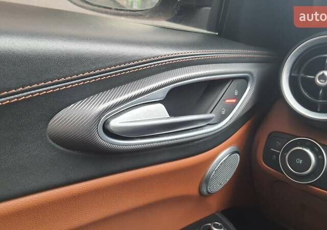 Белый Альфа Ромео Джулия, объемом двигателя 2 л и пробегом 82 тыс. км за 25600 $, фото 36 на Automoto.ua