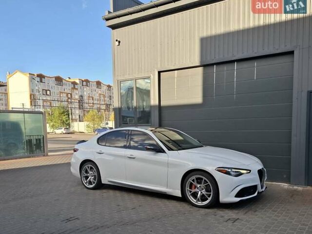 Белый Альфа Ромео Джулия, объемом двигателя 2 л и пробегом 82 тыс. км за 25600 $, фото 1 на Automoto.ua