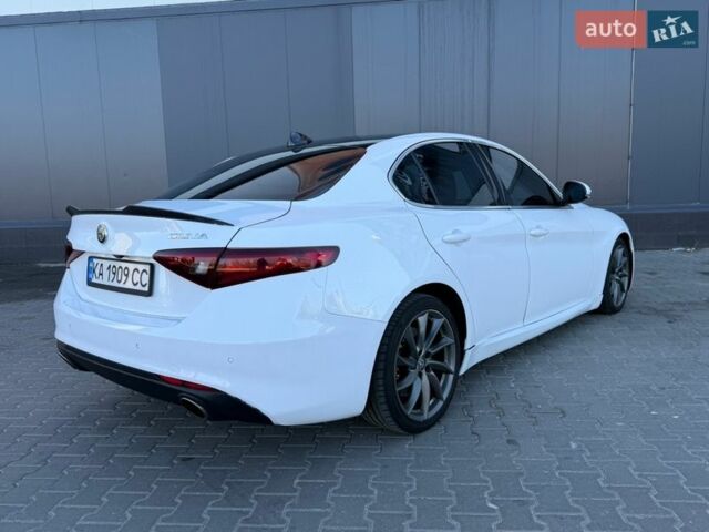 Белый Альфа Ромео Джулия, объемом двигателя 2 л и пробегом 103 тыс. км за 16900 $, фото 9 на Automoto.ua