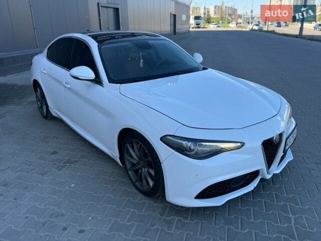 Белый Альфа Ромео Джулия, объемом двигателя 2 л и пробегом 103 тыс. км за 16900 $, фото 4 на Automoto.ua