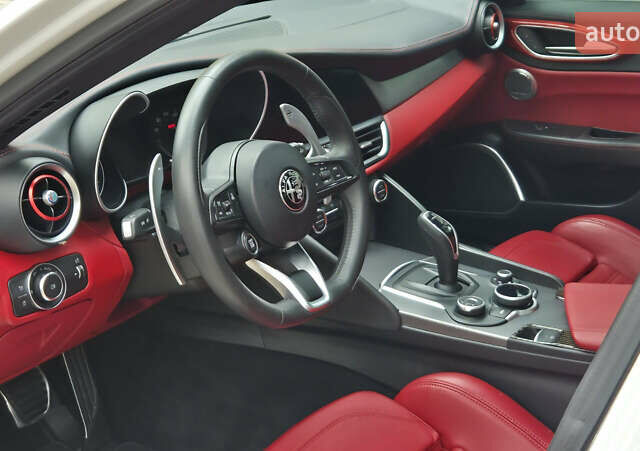 Белый Альфа Ромео Джулия, объемом двигателя 2 л и пробегом 74 тыс. км за 19400 $, фото 8 на Automoto.ua