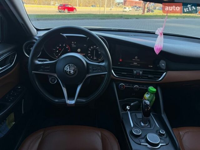 Белый Альфа Ромео Джулия, объемом двигателя 2 л и пробегом 103 тыс. км за 16900 $, фото 15 на Automoto.ua