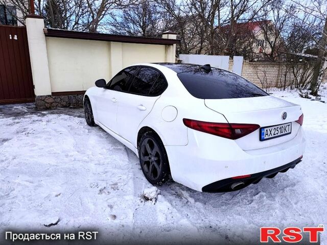 Білий Альфа Ромео Джулія, об'ємом двигуна 2 л та пробігом 88 тис. км за 16000 $, фото 3 на Automoto.ua