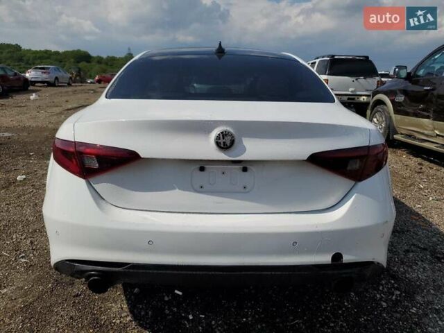 Белый Альфа Ромео Джулия, объемом двигателя 2 л и пробегом 58 тыс. км за 5200 $, фото 5 на Automoto.ua