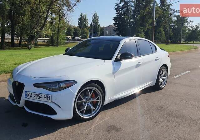 Белый Альфа Ромео Джулия, объемом двигателя 2 л и пробегом 82 тыс. км за 25600 $, фото 13 на Automoto.ua