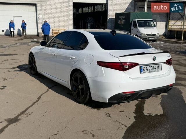 Белый Альфа Ромео Джулия, объемом двигателя 2 л и пробегом 137 тыс. км за 19500 $, фото 3 на Automoto.ua