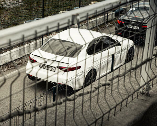 Белый Альфа Ромео Джулия, объемом двигателя 2 л и пробегом 115 тыс. км за 20500 $, фото 6 на Automoto.ua