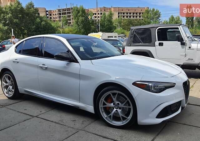 Белый Альфа Ромео Джулия, объемом двигателя 2 л и пробегом 82 тыс. км за 25600 $, фото 8 на Automoto.ua