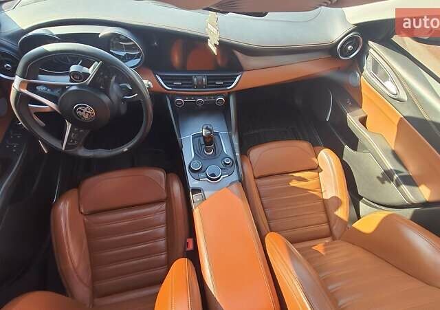 Белый Альфа Ромео Джулия, объемом двигателя 2 л и пробегом 82 тыс. км за 25600 $, фото 29 на Automoto.ua