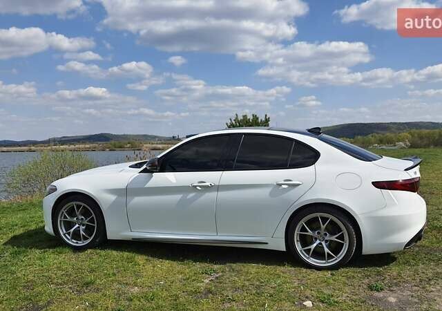 Белый Альфа Ромео Джулия, объемом двигателя 2 л и пробегом 82 тыс. км за 25600 $, фото 10 на Automoto.ua