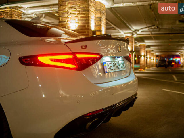 Белый Альфа Ромео Джулия, объемом двигателя 2 л и пробегом 115 тыс. км за 20500 $, фото 5 на Automoto.ua