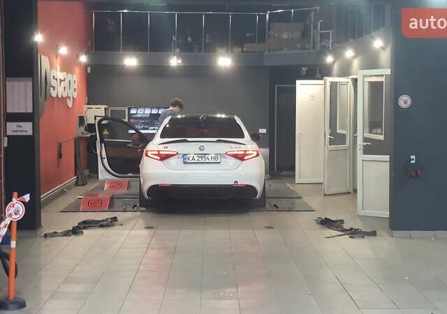 Белый Альфа Ромео Джулия, объемом двигателя 2 л и пробегом 82 тыс. км за 25600 $, фото 14 на Automoto.ua