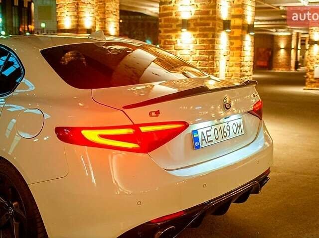 Білий Альфа Ромео Джулія, об'ємом двигуна 2 л та пробігом 12 тис. км за 20500 $, фото 7 на Automoto.ua