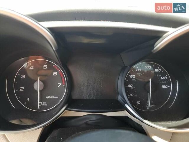 Белый Альфа Ромео Джулия, объемом двигателя 2 л и пробегом 58 тыс. км за 5200 $, фото 8 на Automoto.ua