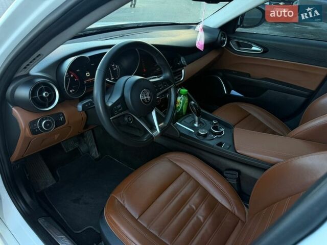 Белый Альфа Ромео Джулия, объемом двигателя 2 л и пробегом 103 тыс. км за 16900 $, фото 11 на Automoto.ua