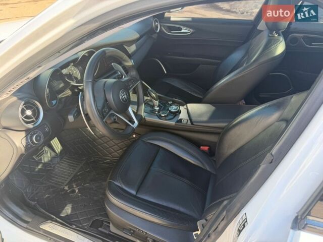 Белый Альфа Ромео Джулия, объемом двигателя 2 л и пробегом 137 тыс. км за 19500 $, фото 6 на Automoto.ua