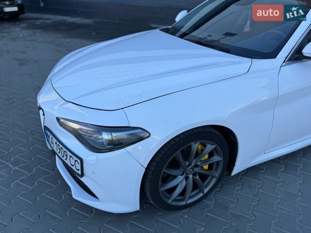 Белый Альфа Ромео Джулия, объемом двигателя 2 л и пробегом 103 тыс. км за 16900 $, фото 1 на Automoto.ua