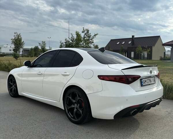 Белый Альфа Ромео Джулия, объемом двигателя 2 л и пробегом 146 тыс. км за 19700 $, фото 6 на Automoto.ua