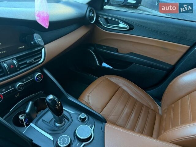 Белый Альфа Ромео Джулия, объемом двигателя 2 л и пробегом 103 тыс. км за 16900 $, фото 13 на Automoto.ua