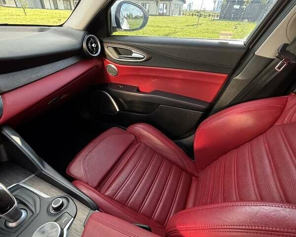 Белый Альфа Ромео Джулия, объемом двигателя 2 л и пробегом 146 тыс. км за 19700 $, фото 9 на Automoto.ua