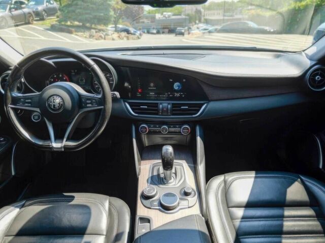 Белый Альфа Ромео Джулия, объемом двигателя 2 л и пробегом 64 тыс. км за 11000 $, фото 8 на Automoto.ua