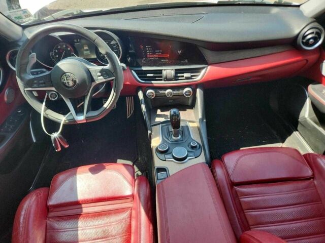 Білий Альфа Ромео Джулія, об'ємом двигуна 2 л та пробігом 95 тис. км за 3800 $, фото 7 на Automoto.ua