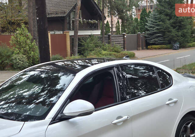 Белый Альфа Ромео Джулия, объемом двигателя 2 л и пробегом 74 тыс. км за 19400 $, фото 3 на Automoto.ua