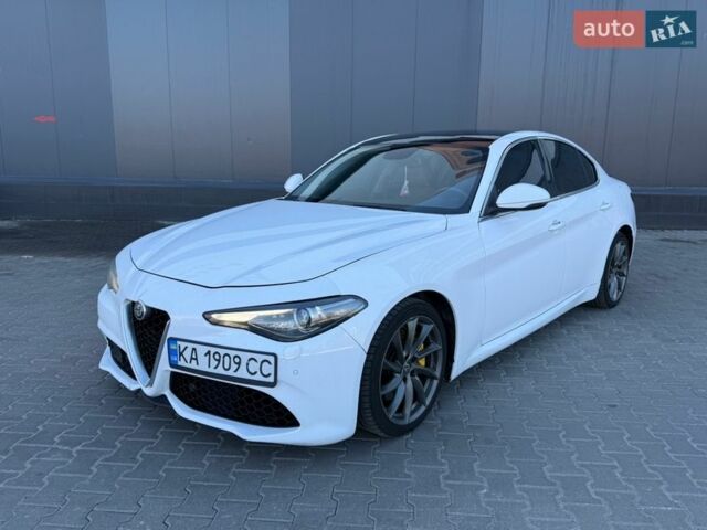 Белый Альфа Ромео Джулия, объемом двигателя 2 л и пробегом 103 тыс. км за 16900 $, фото 2 на Automoto.ua