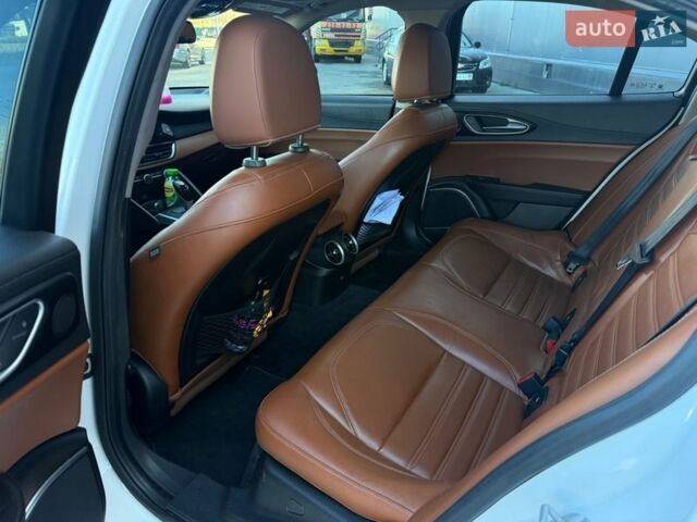 Белый Альфа Ромео Джулия, объемом двигателя 2 л и пробегом 103 тыс. км за 16900 $, фото 14 на Automoto.ua