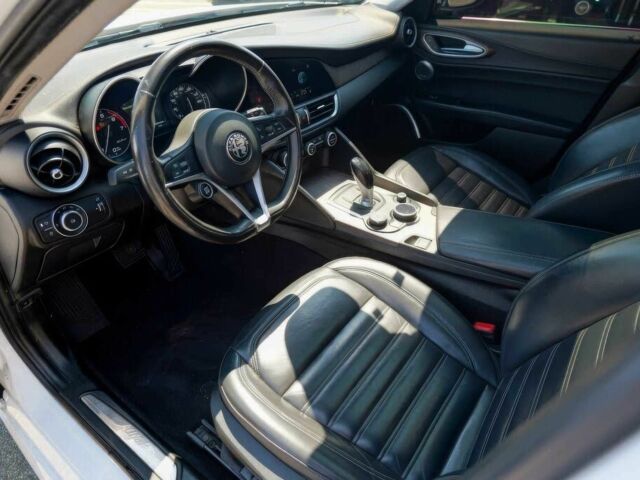 Белый Альфа Ромео Джулия, объемом двигателя 2 л и пробегом 64 тыс. км за 11000 $, фото 7 на Automoto.ua