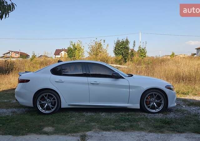 Белый Альфа Ромео Джулия, объемом двигателя 2 л и пробегом 82 тыс. км за 25600 $, фото 4 на Automoto.ua