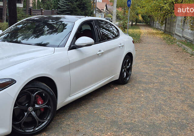 Белый Альфа Ромео Джулия, объемом двигателя 2 л и пробегом 74 тыс. км за 19400 $, фото 6 на Automoto.ua