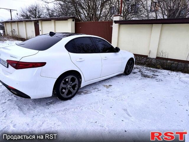 Білий Альфа Ромео Джулія, об'ємом двигуна 2 л та пробігом 88 тис. км за 16000 $, фото 4 на Automoto.ua