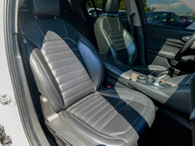 Белый Альфа Ромео Джулия, объемом двигателя 2 л и пробегом 64 тыс. км за 11000 $, фото 11 на Automoto.ua