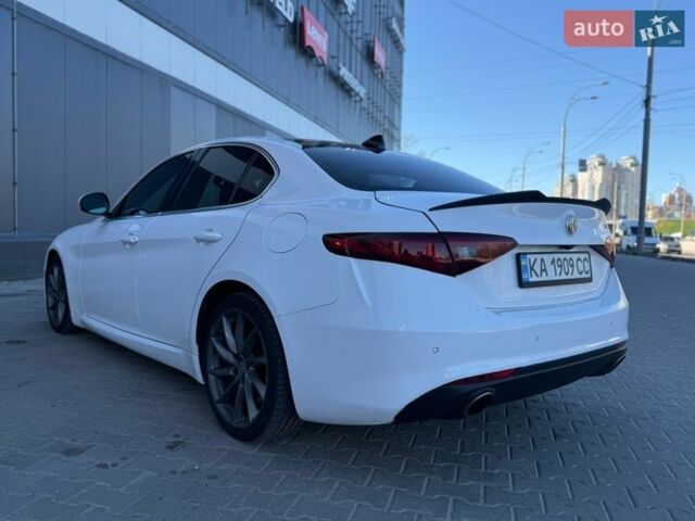 Белый Альфа Ромео Джулия, объемом двигателя 2 л и пробегом 103 тыс. км за 16900 $, фото 6 на Automoto.ua