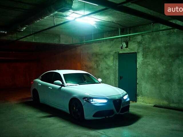 Білий Альфа Ромео Джулія, об'ємом двигуна 2 л та пробігом 12 тис. км за 20500 $, фото 4 на Automoto.ua