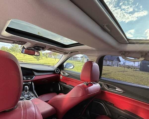 Белый Альфа Ромео Джулия, объемом двигателя 2 л и пробегом 146 тыс. км за 19700 $, фото 10 на Automoto.ua