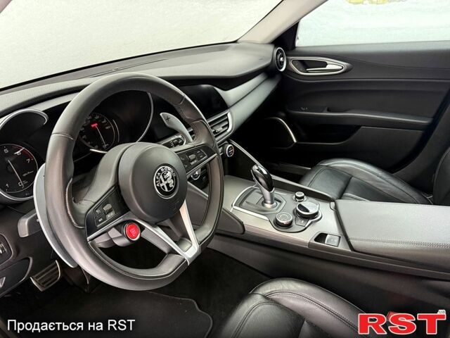 Білий Альфа Ромео Джулія, об'ємом двигуна 2 л та пробігом 11500 тис. км за 20500 $, фото 11 на Automoto.ua