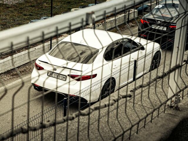 Білий Альфа Ромео Джулія, об'ємом двигуна 2 л та пробігом 11500 тис. км за 20500 $, фото 1 на Automoto.ua