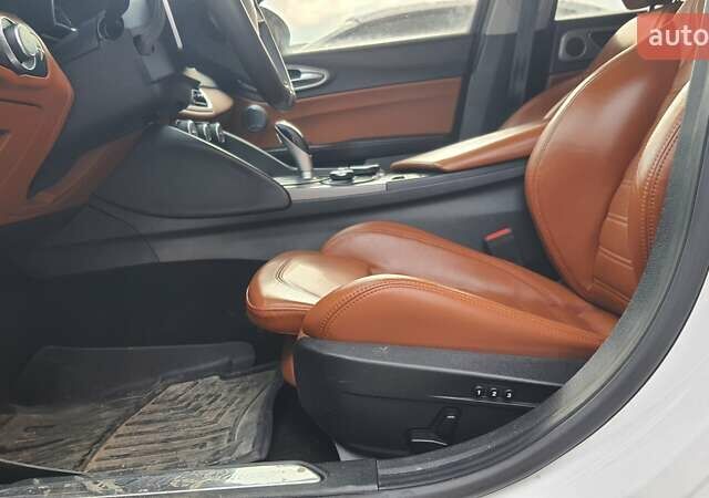 Белый Альфа Ромео Джулия, объемом двигателя 2 л и пробегом 82 тыс. км за 25600 $, фото 35 на Automoto.ua