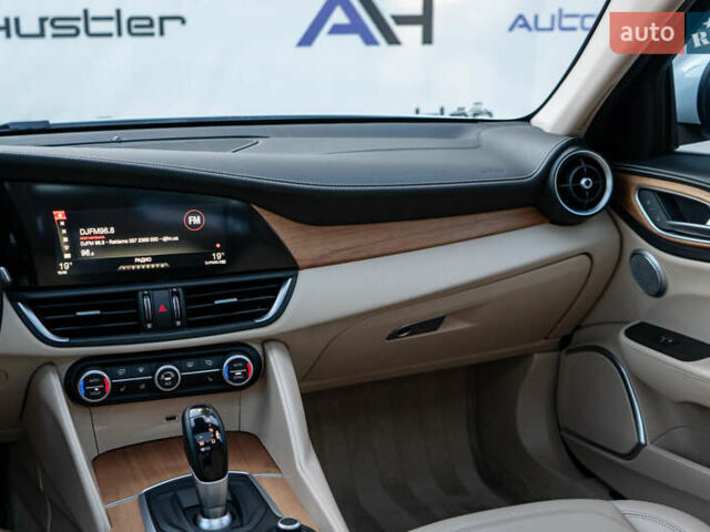 Білий Альфа Ромео Джулія, об'ємом двигуна 2 л та пробігом 43 тис. км за 21999 $, фото 39 на Automoto.ua